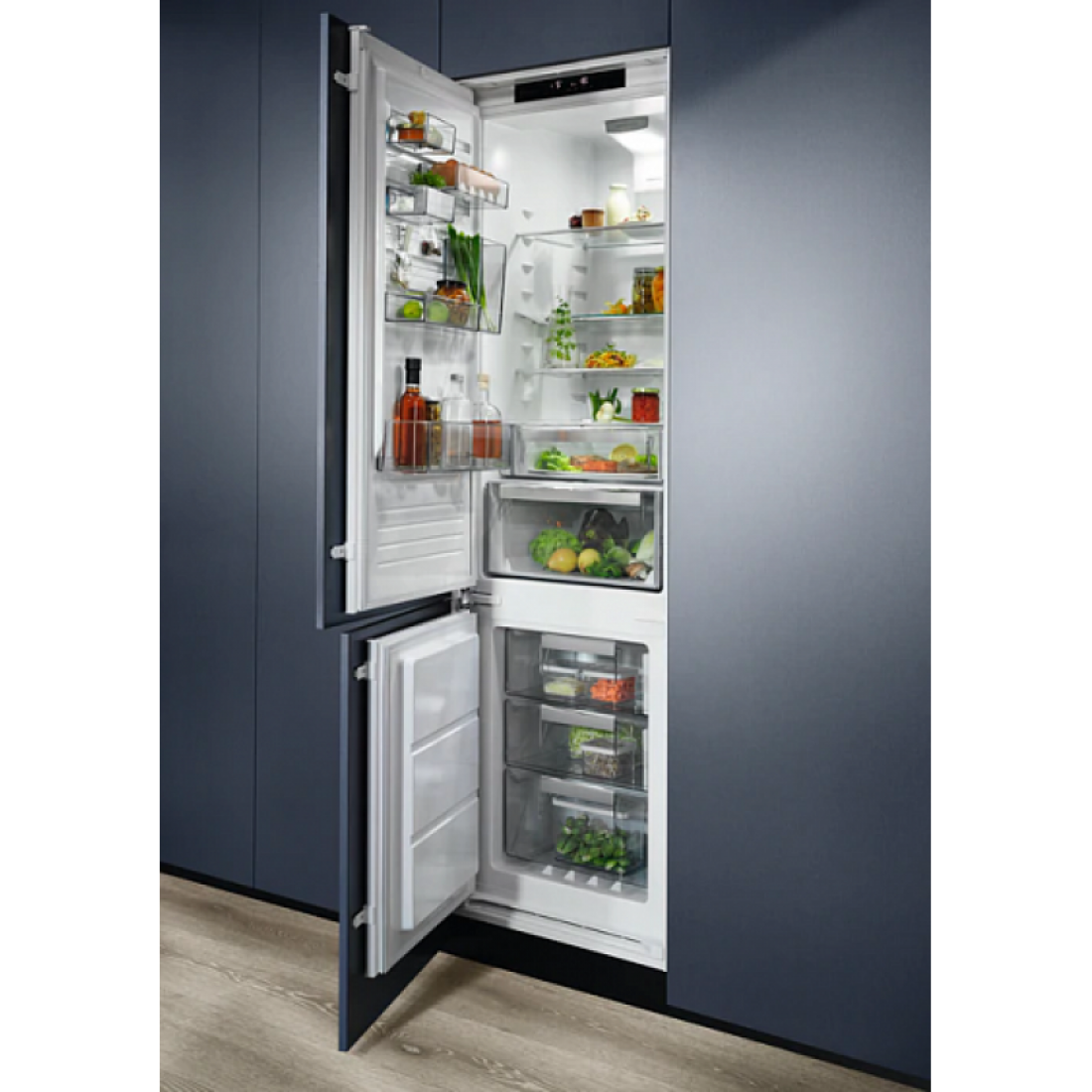Встраиваемые холодильники ру. Электролюкс холодильник встраиваемый двухкамерный. Встроенный холодильник Электролюкс. Встраиваемый холодильник Electrolux rnt6tf18s1. Встраиваемый холодильник Electrolux lnt7tf18s.